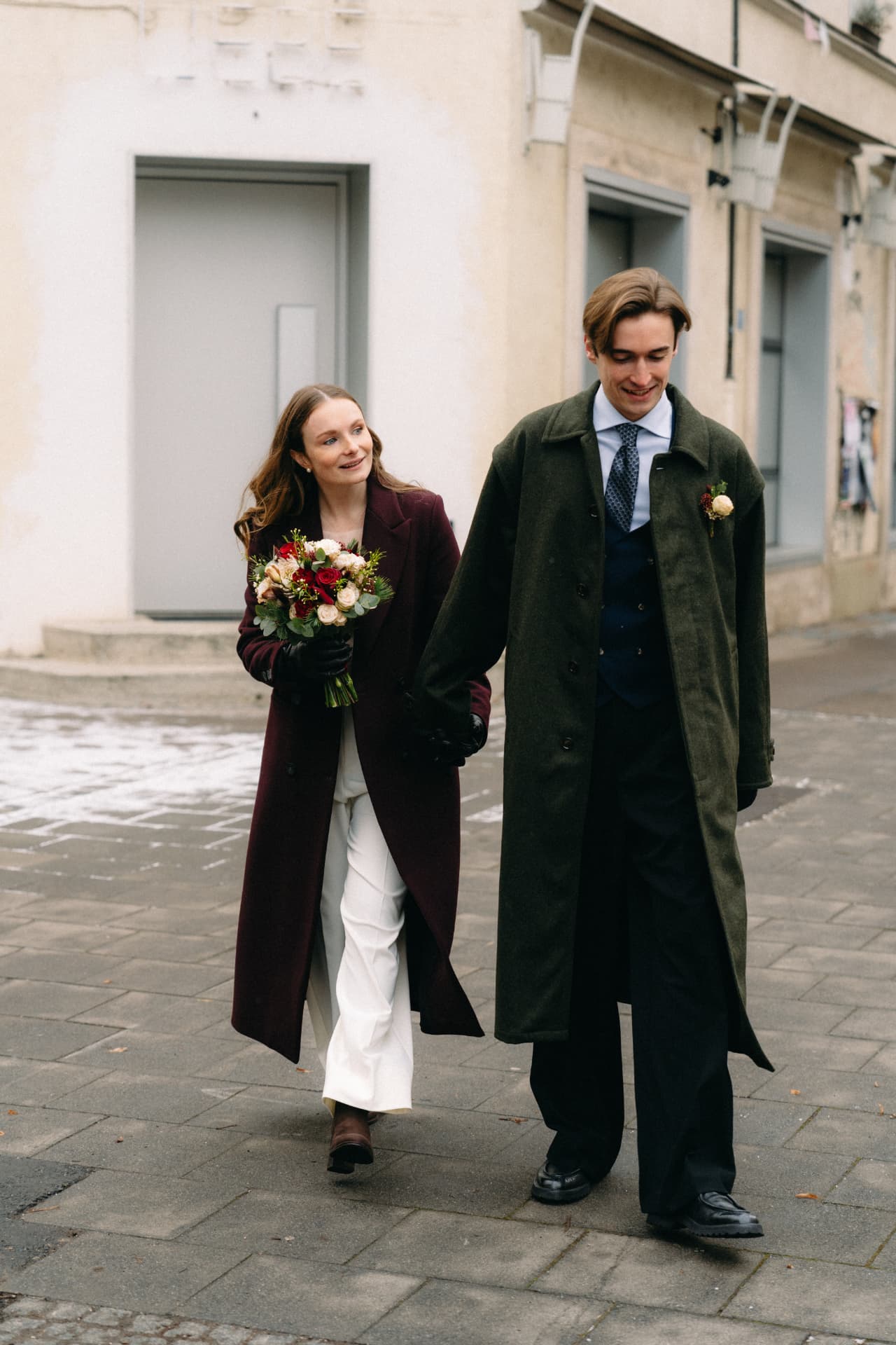 Winterhochzeit Brautpaar mit Mänteln – Hochzeitsfotograf Bayern Winter