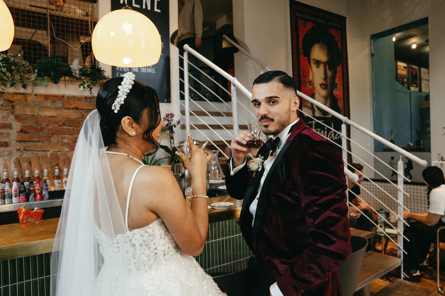 Brautpaar im urbanen Café – authentische Hochzeitsfotografie Augsburg