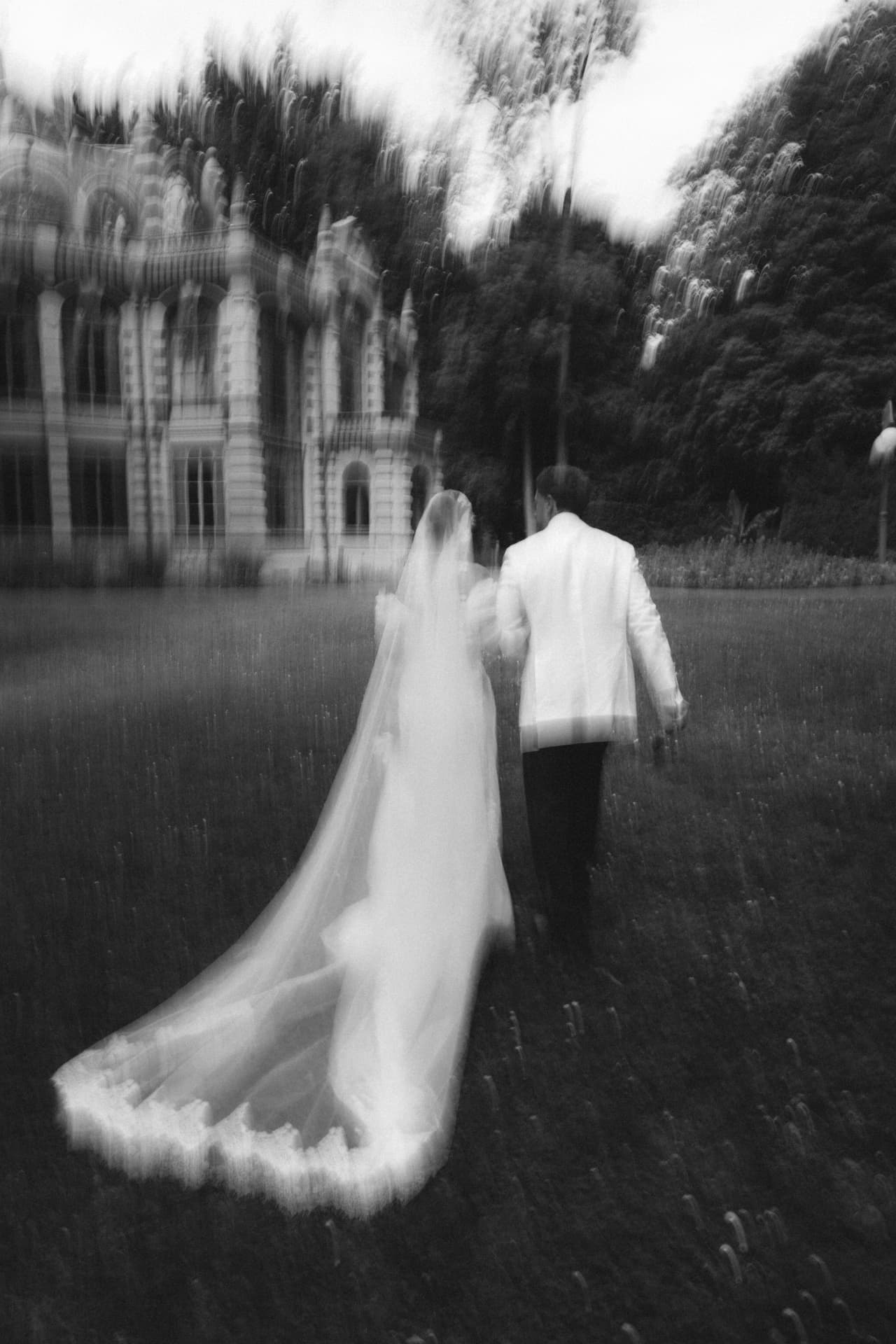 Brautpaar Motion-Blur vor Schloss – künstlerische Hochzeitsfotografie Bayern