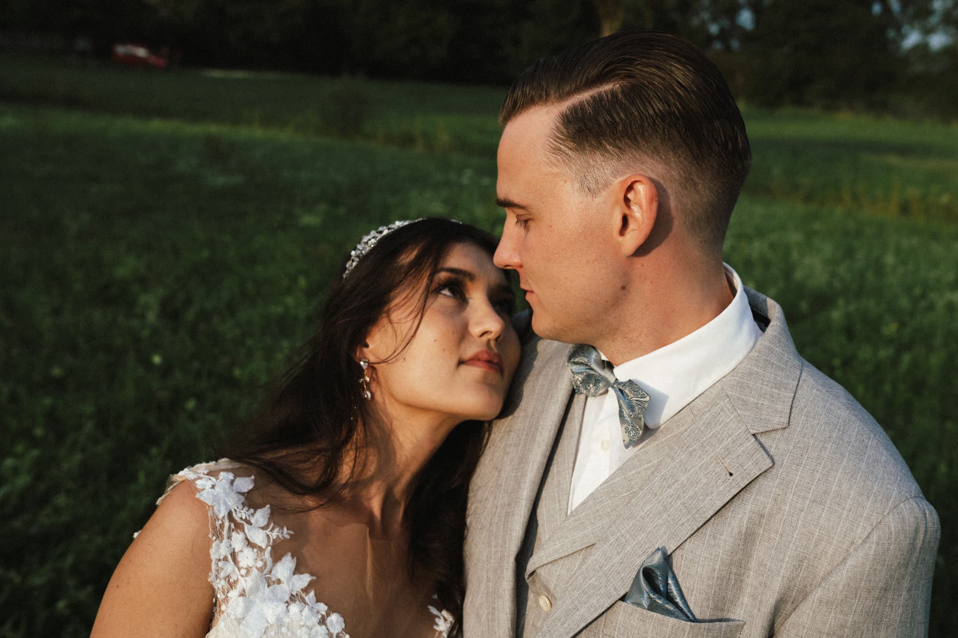 Brautpaar im goldenen Abendlicht – Hochzeitsfotograf Augsburg Paarshooting