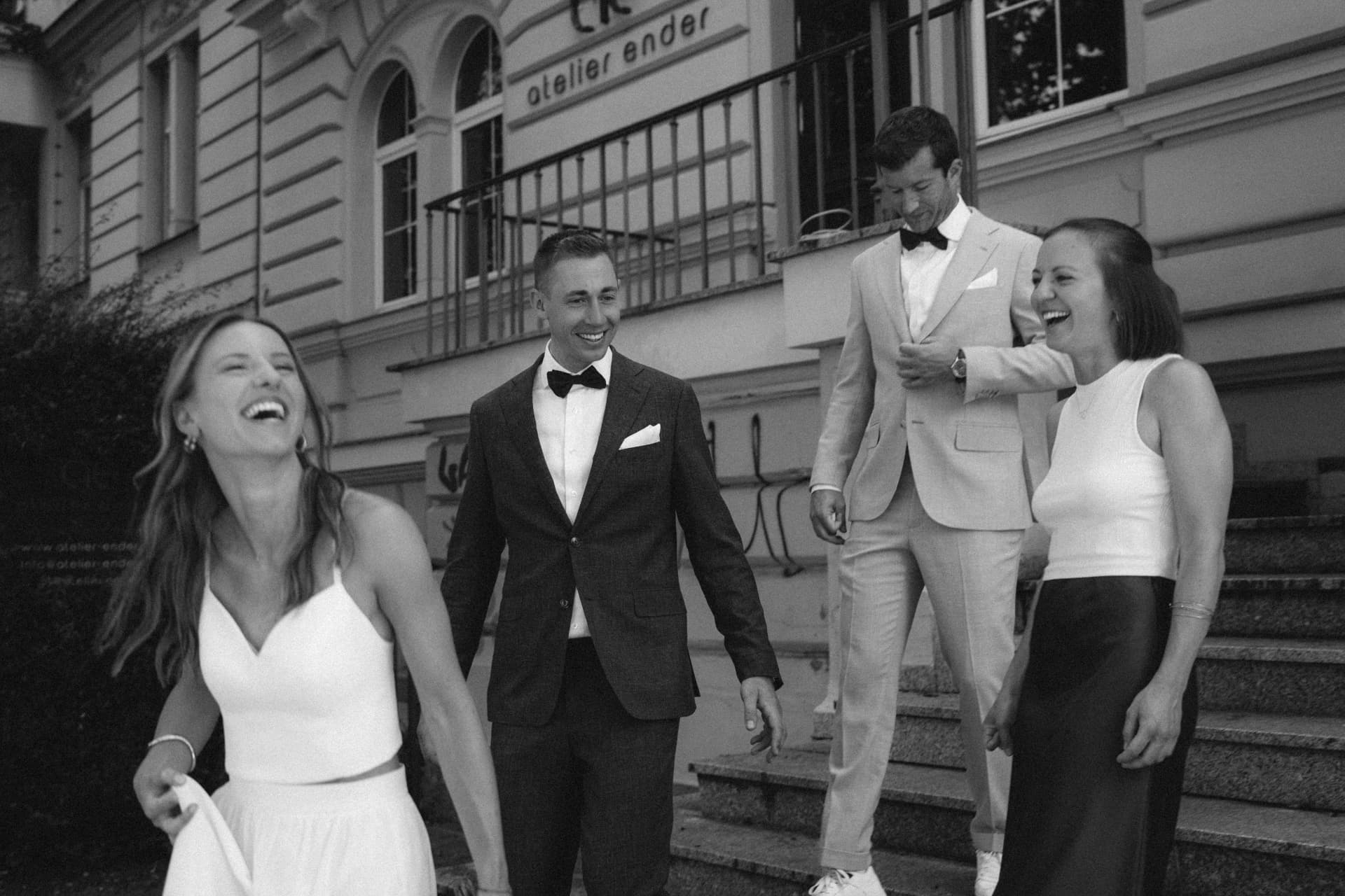 Lachendes Brautpaar mit Trauzeugen vor Atelier Ender – Hochzeitsreportage Augsburg