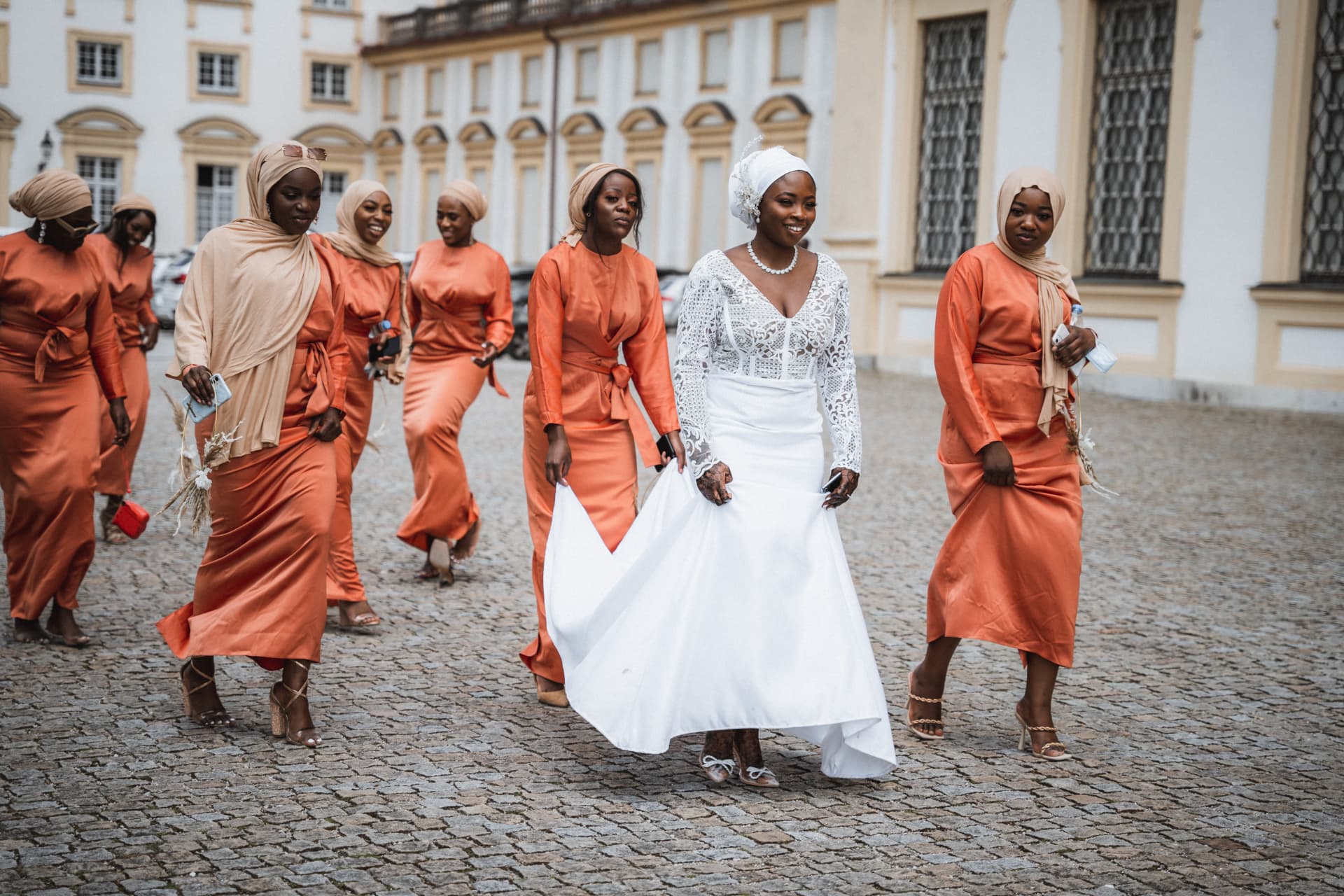 Braut mit Brautjungfern beim Einzug – Hochzeitsfotograf Bayern