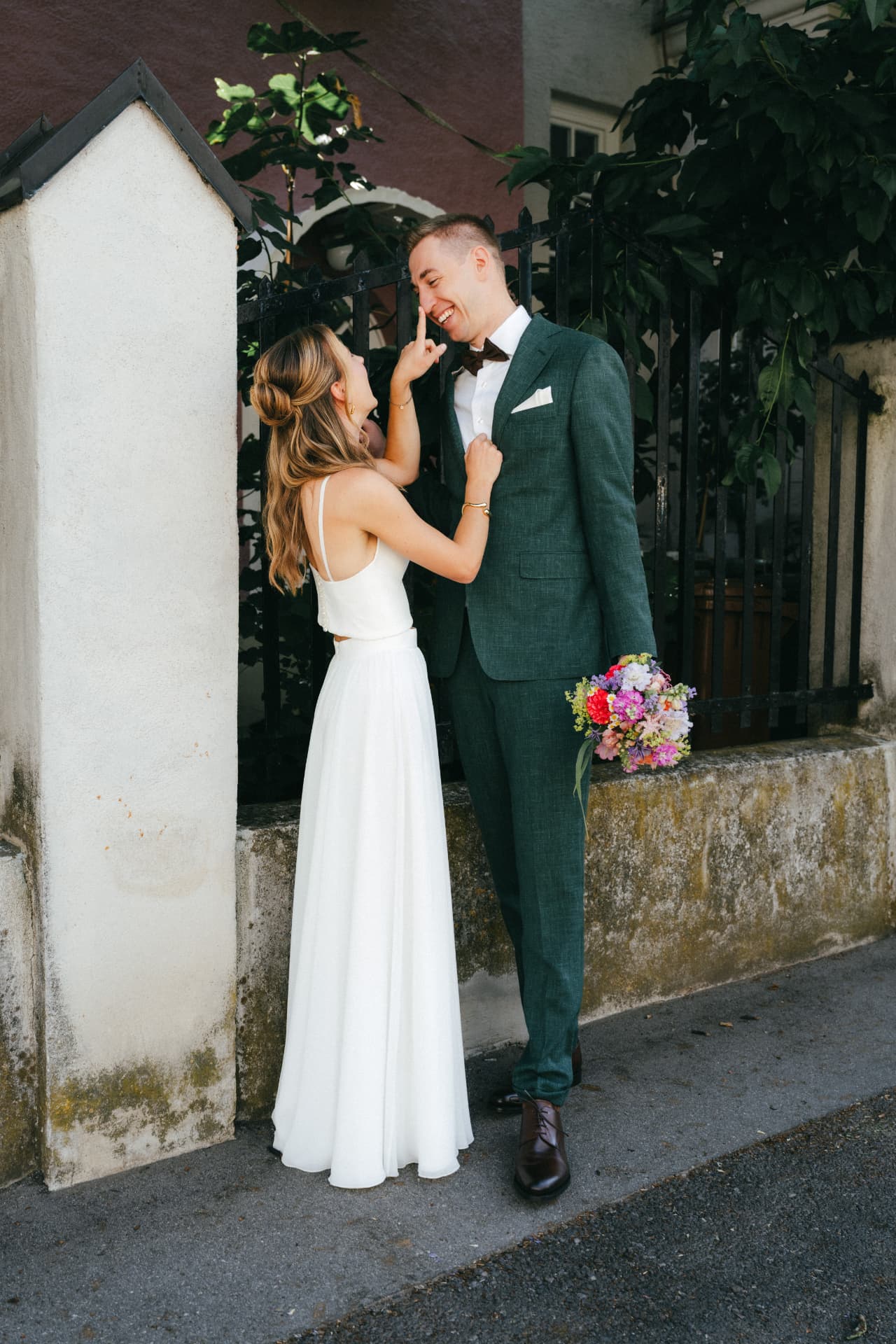 Verspielter Moment Brautpaar in Augsburger Altstadt – Hochzeitsfotograf