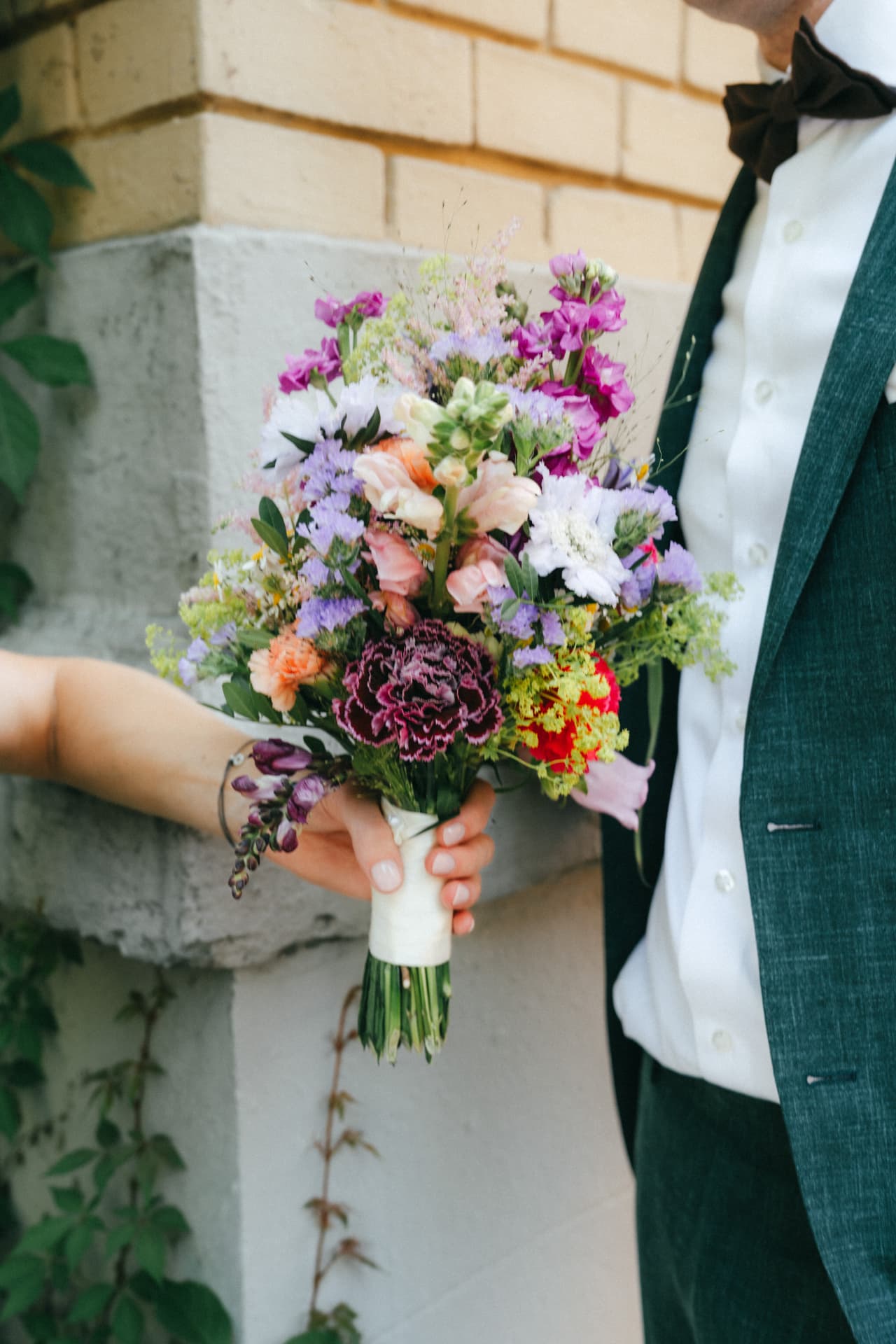 Bunter Brautstrauß mit Wildblumen – Hochzeitsdetail Augsburg