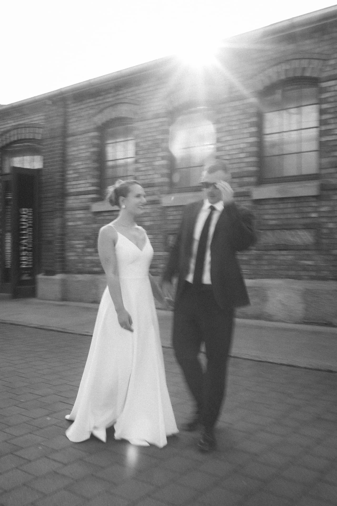 Brautpaar im Gegenlicht mit Sonne – künstlerische Hochzeitsfotografie Augsburg