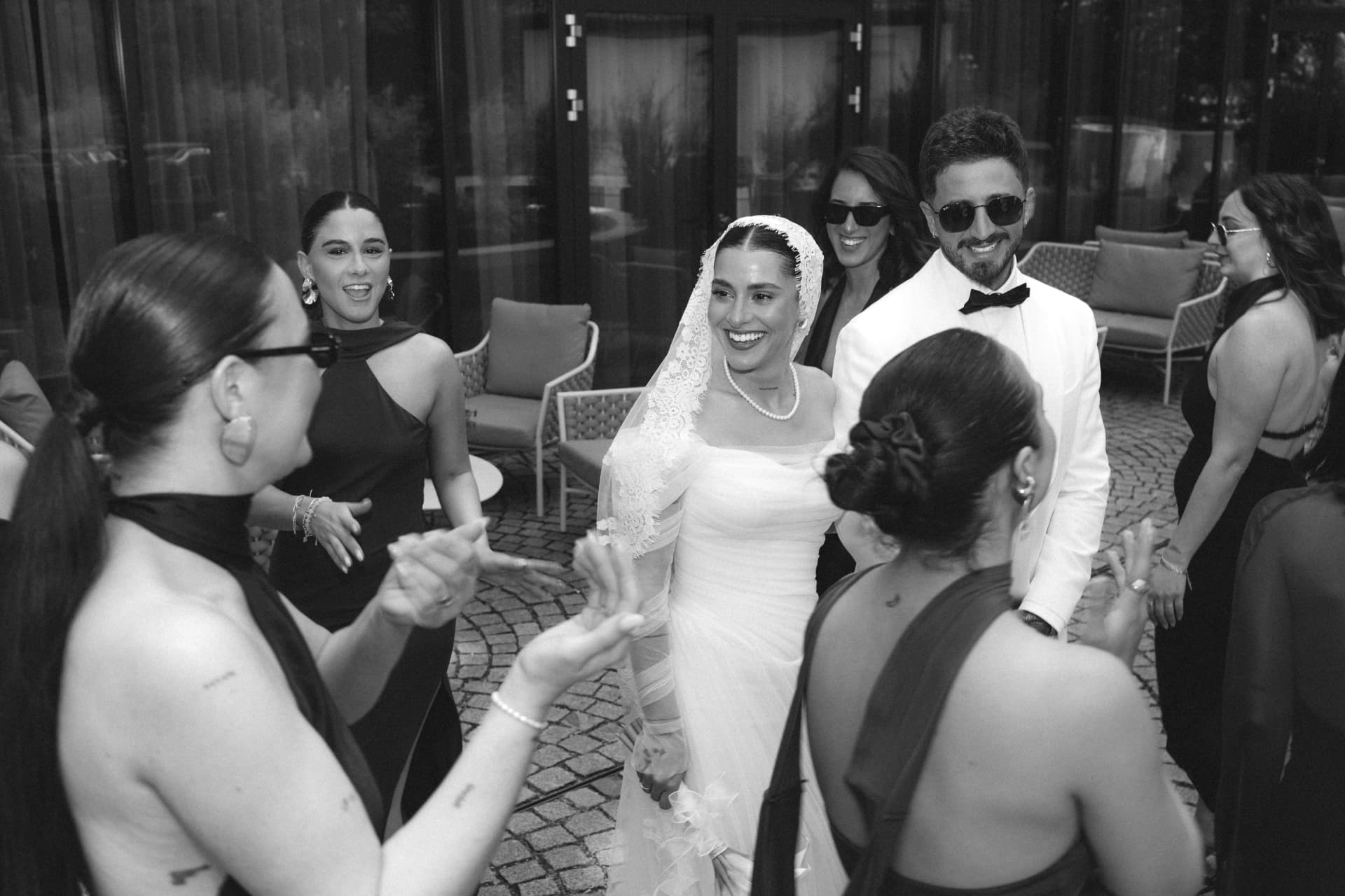 Brautpaar wird von jubelnden Gästen empfangen – Hochzeitsreportage Tugba & Hakan