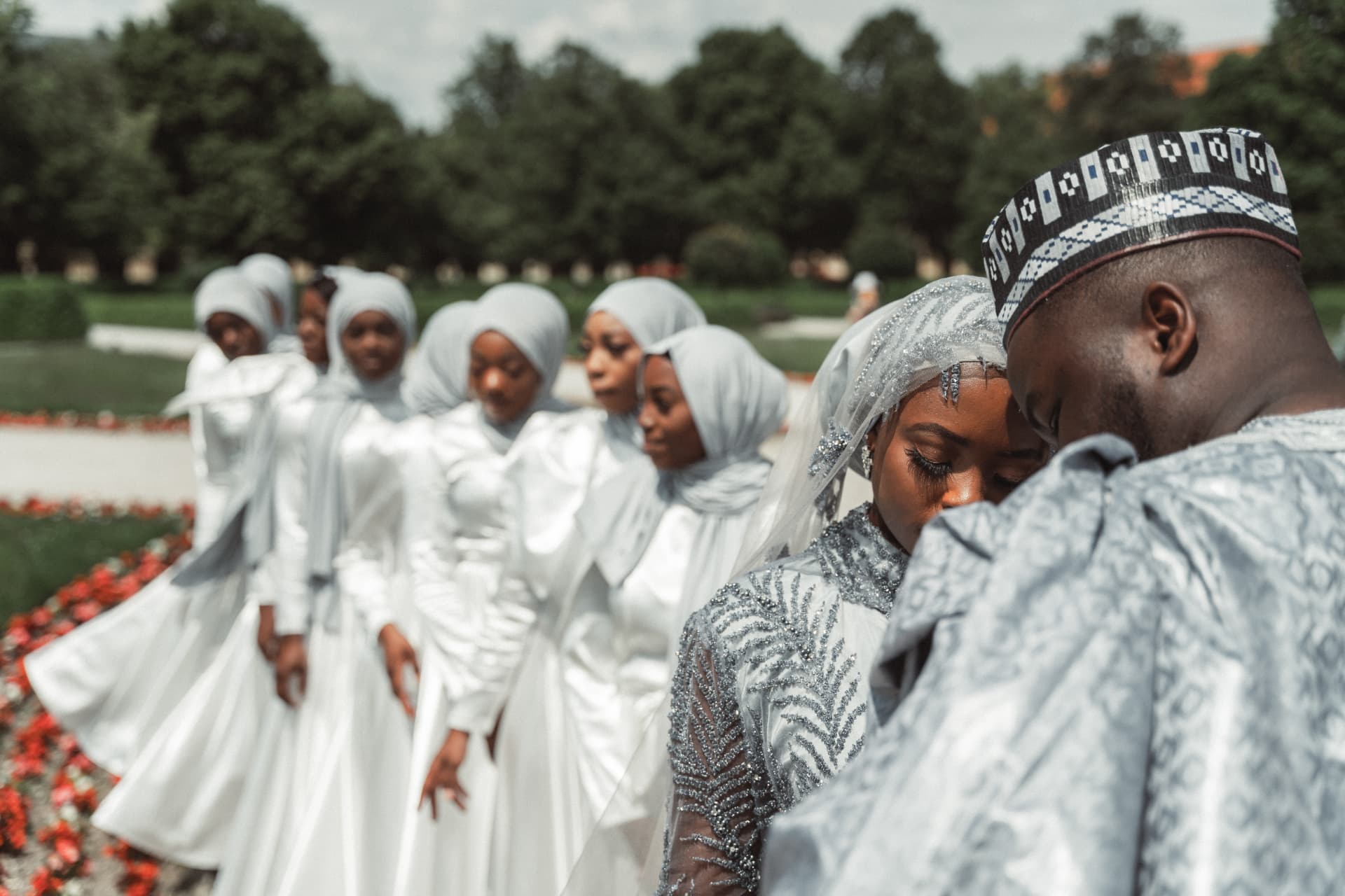 Nigerianische Hochzeit im Schlosspark – internationaler Hochzeitsfotograf München