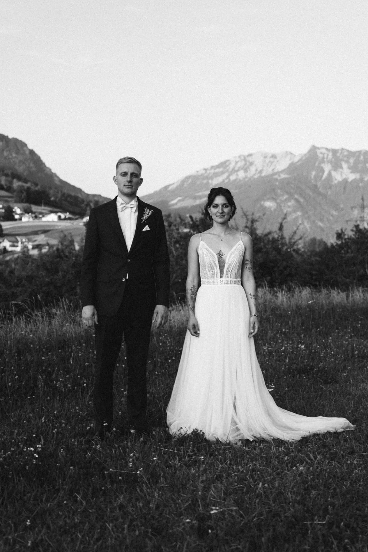 Brautpaar Portrait vor Alpenpanorama in Schwarzweiß – Hochzeitsfotograf Bayern