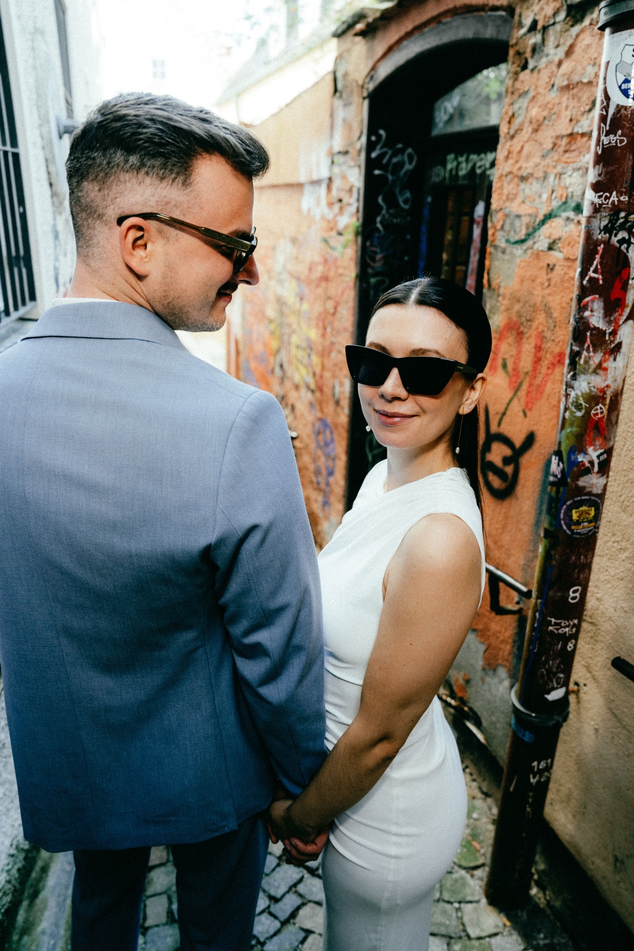 Editorial Brautpaar-Portrait in Augsburger Altstadt – moderne Hochzeitsfotografie