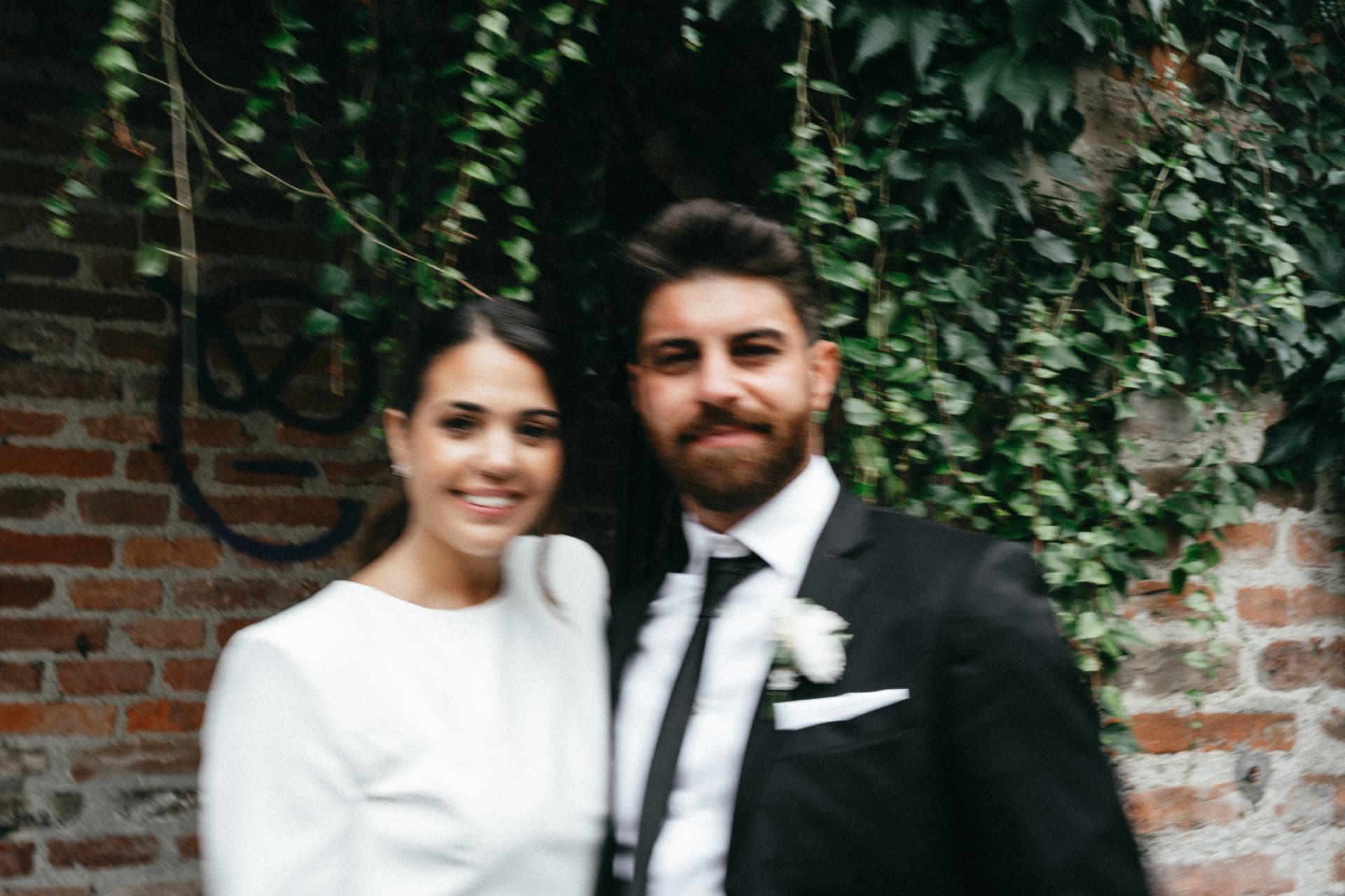 Brautpaar Portrait mit Motion Blur vor Efeu – künstlerische Hochzeitsfotografie