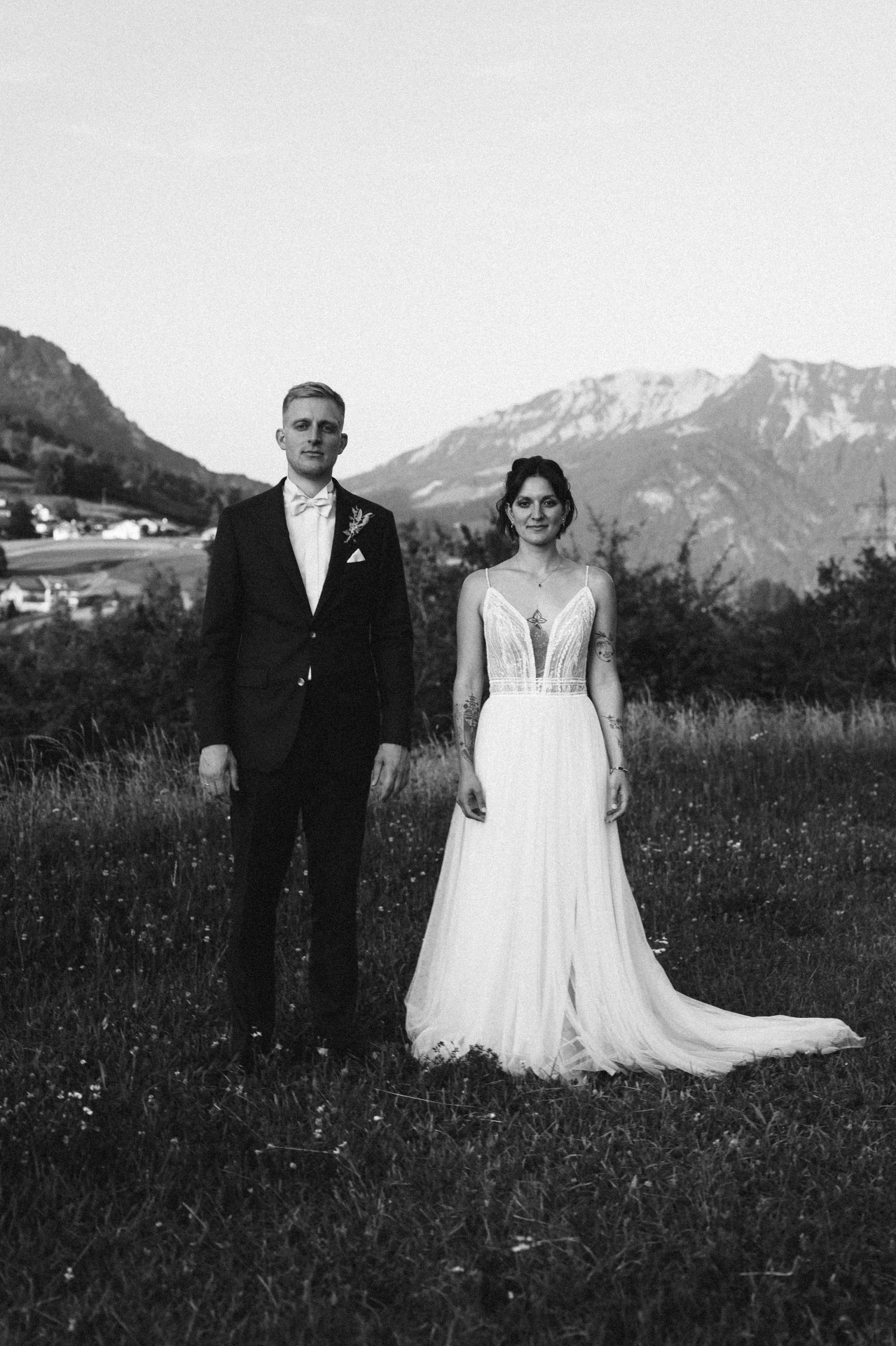 Brautpaar in den Alpen in Schwarzweiß – Hochzeitsfotograf Berge und Allgäu