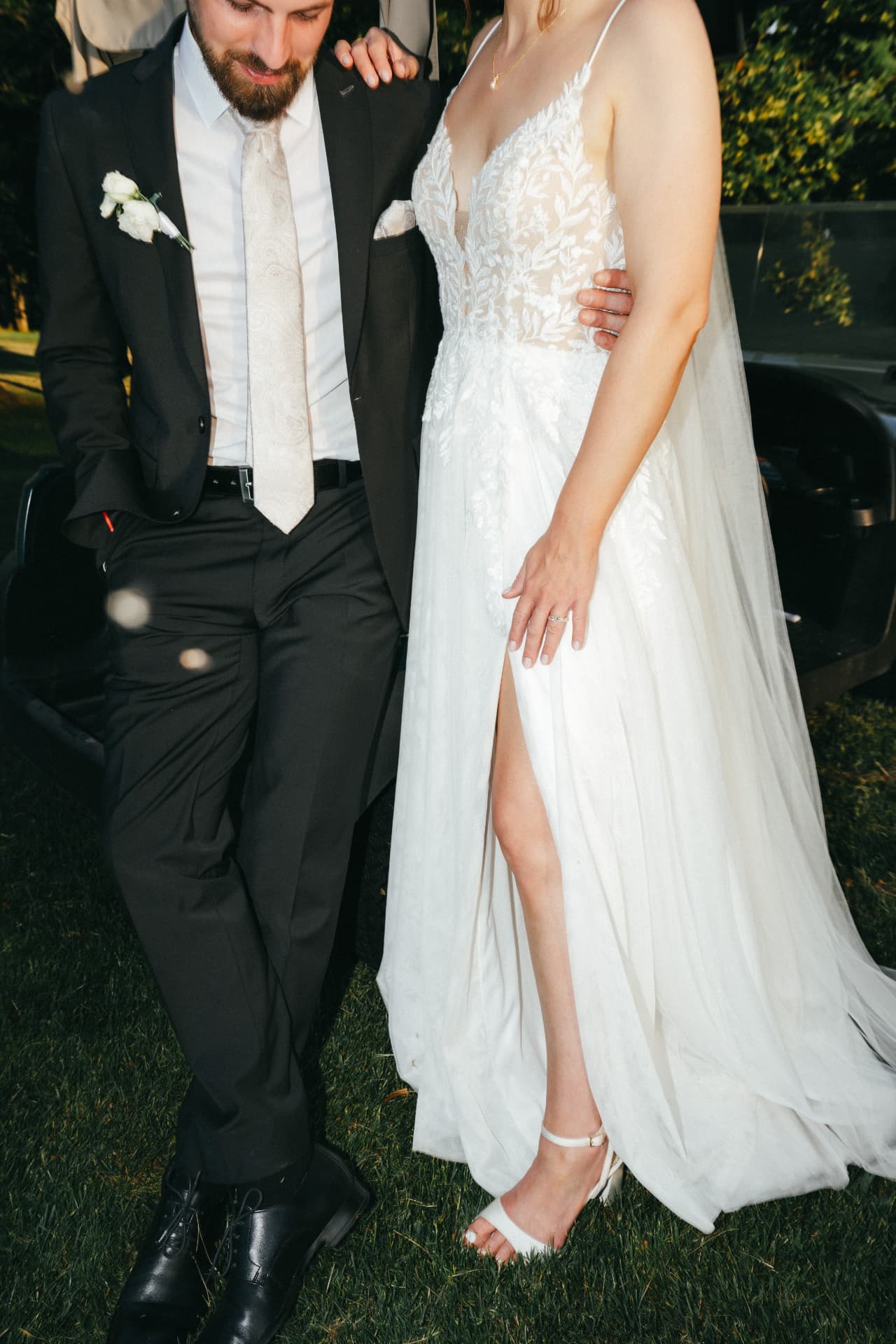 Detailaufnahme von Braut und Bräutigam im Abendlicht – Hochzeitsfotografie Details