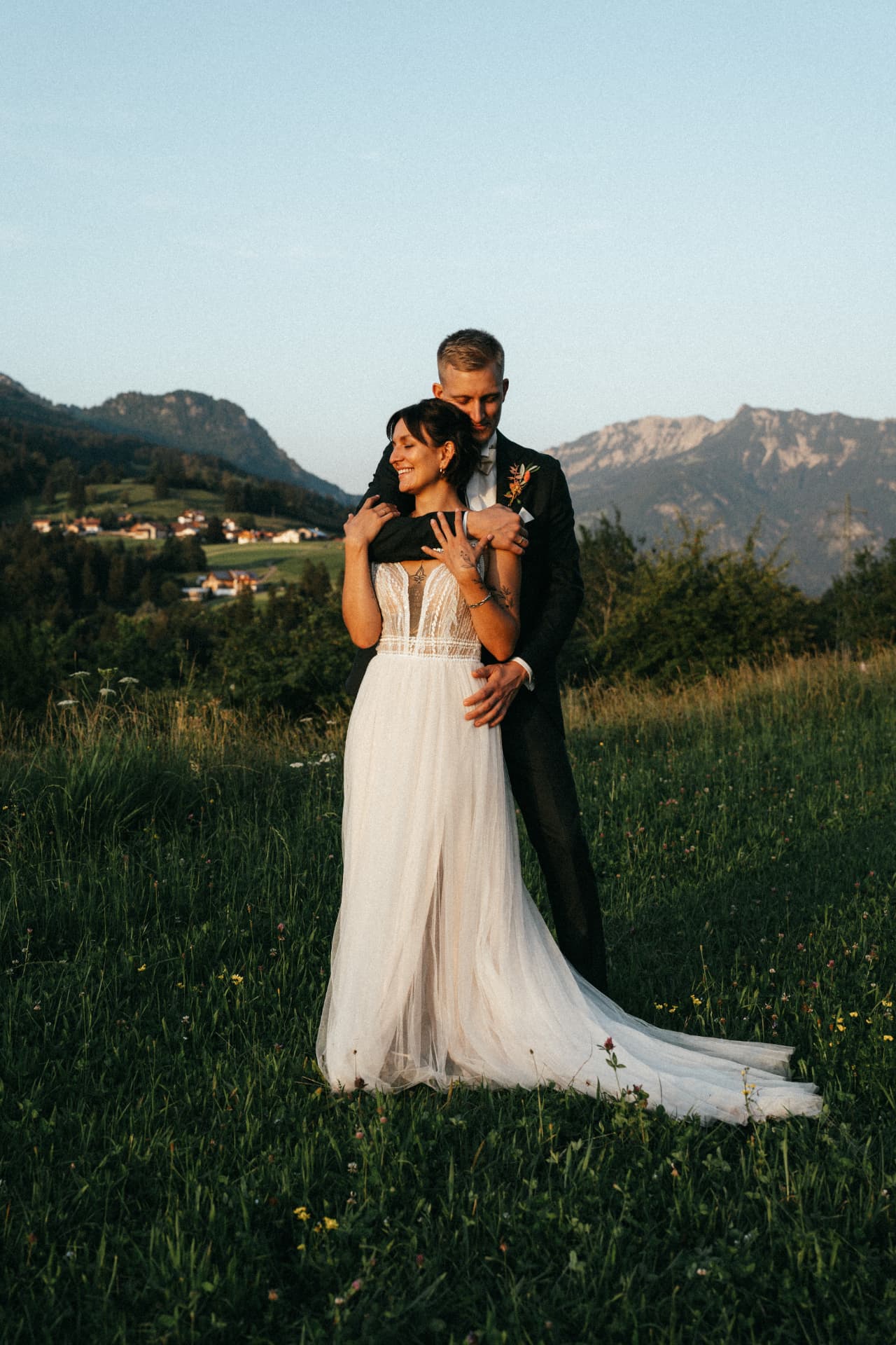 Brautpaar in den Alpen im Sonnenuntergang – Hochzeitsfotograf Allgäu Berge