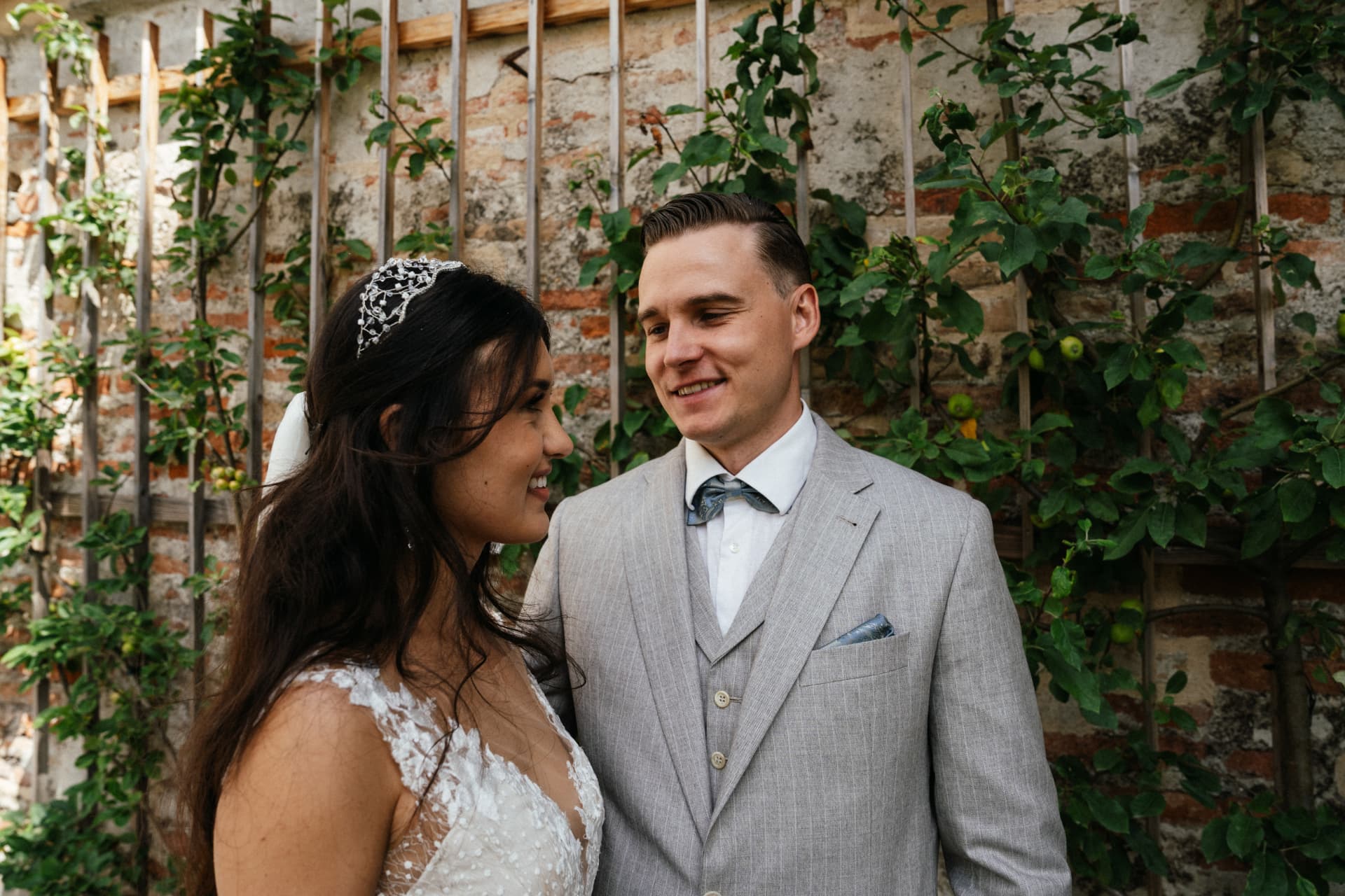 First Look Brautpaar vor Backsteinmauer – Hochzeitsfotograf Augsburg