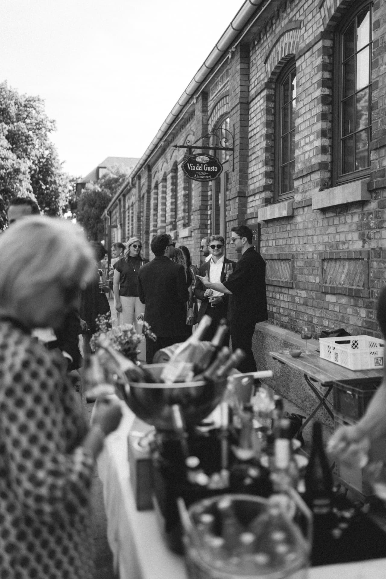 Hochzeitsgäste beim Aperitif in Backsteingasse – Reportage Hochzeitsfotograf Augsburg