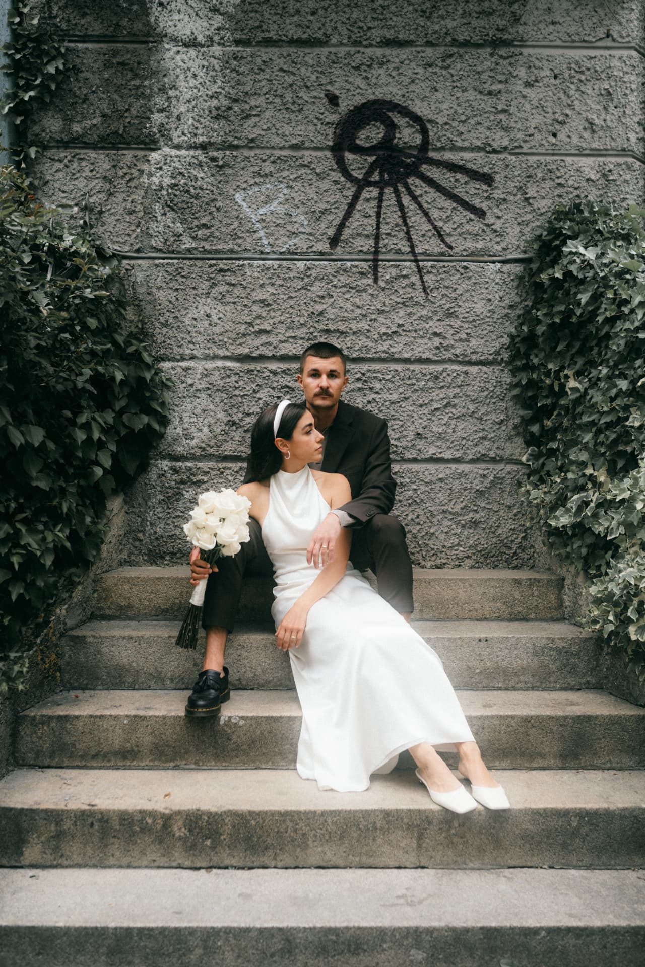 Editorial Brautpaar auf Steintreppe – moderner Hochzeitsfotograf Augsburg