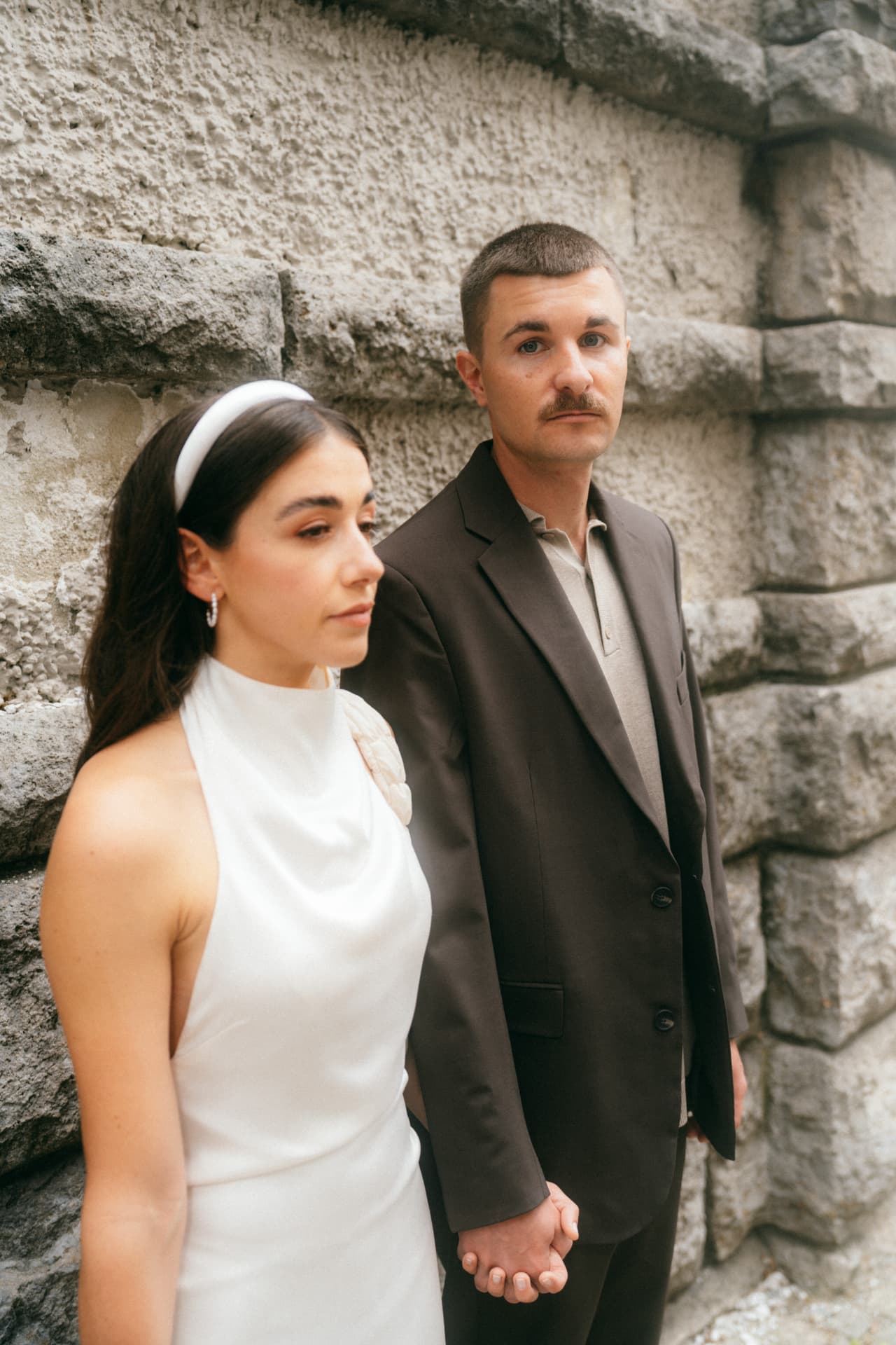 Editorial Brautpaar Portrait vor Steinmauer – moderner Hochzeitsfotograf Augsburg