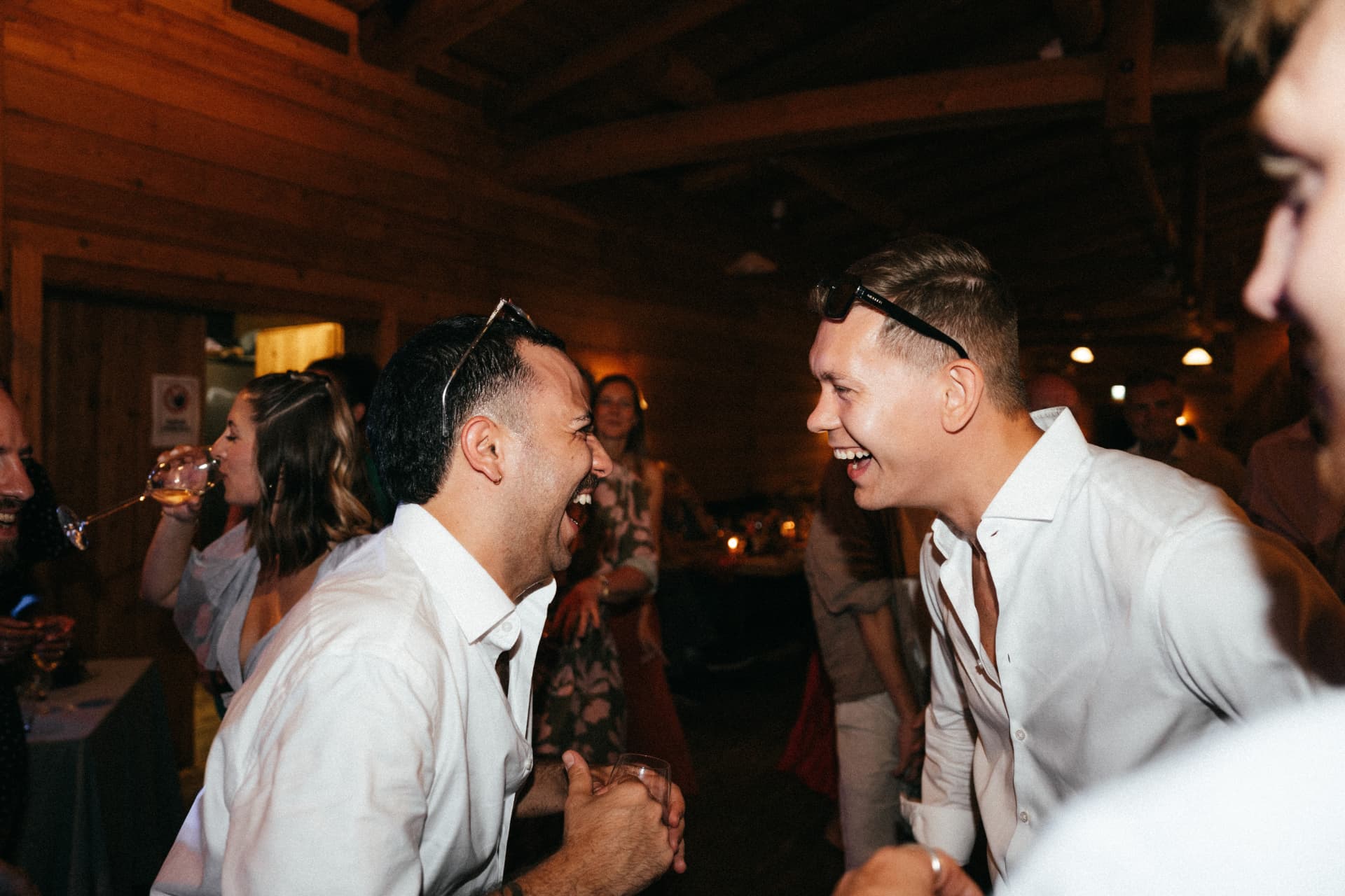 Feiernde Gäste bei Hochzeitsparty in Berghütte – Hochzeitsreportage Allgäu