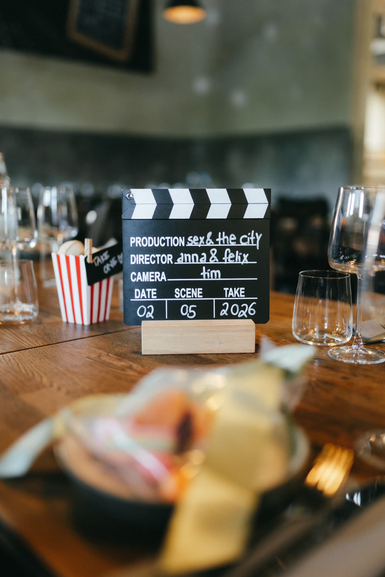 Filmklappe Anna und Felix als Tischdeko – kreative Hochzeitsdetails Augsburg