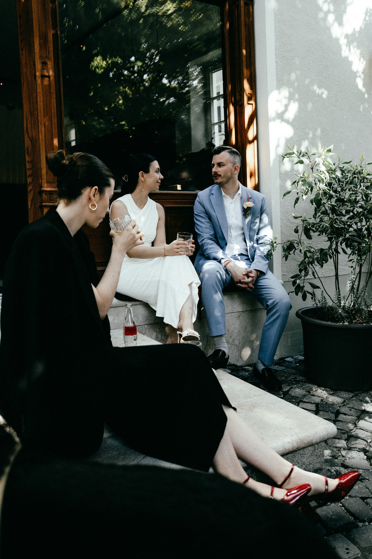 Hochzeitsgesellschaft beim Aperitif im Innenhof – Hochzeitsfotograf München