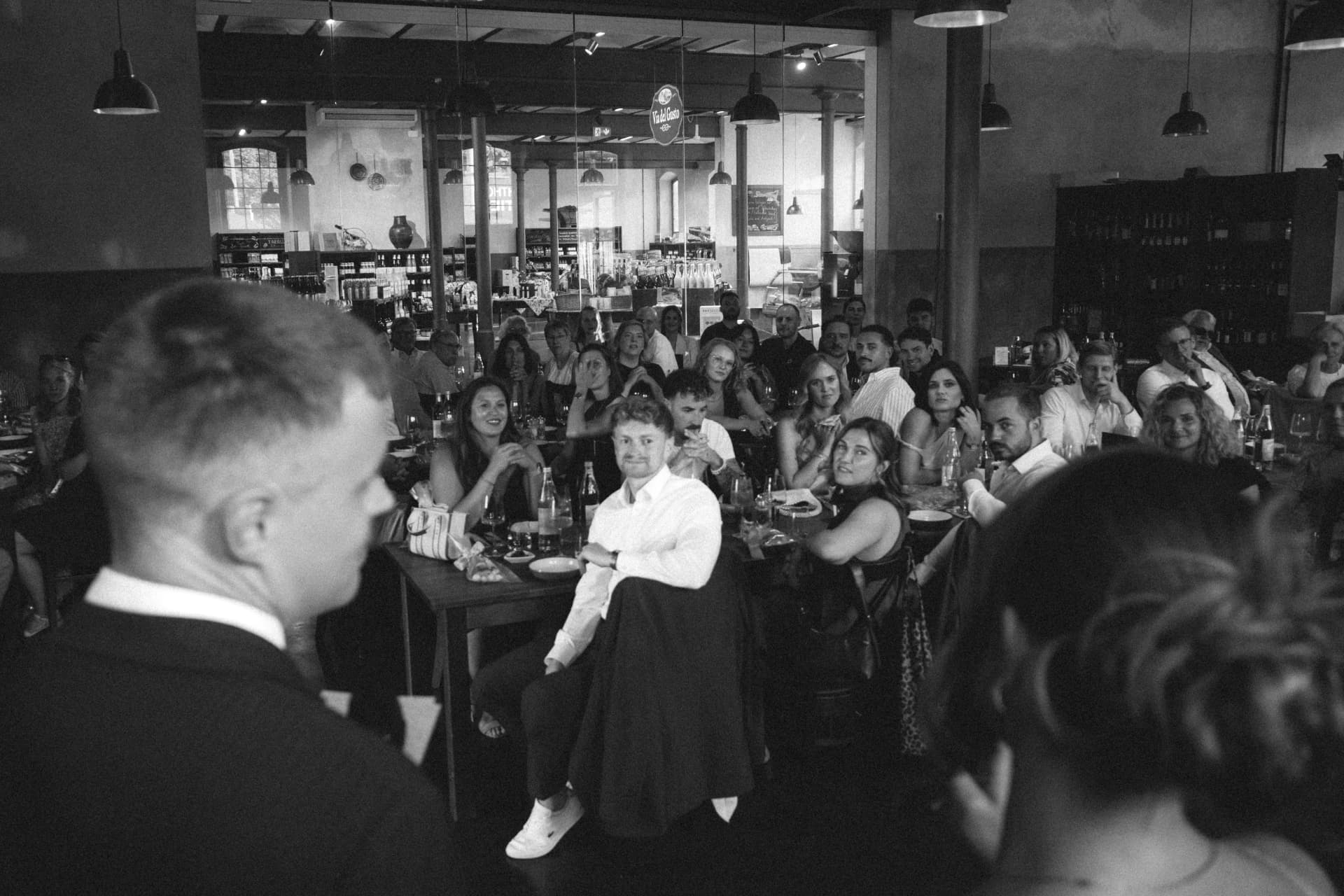 Hochzeitsrede vor Gästen im Via del Gusto – Hochzeitsfotograf Augsburg Reportage