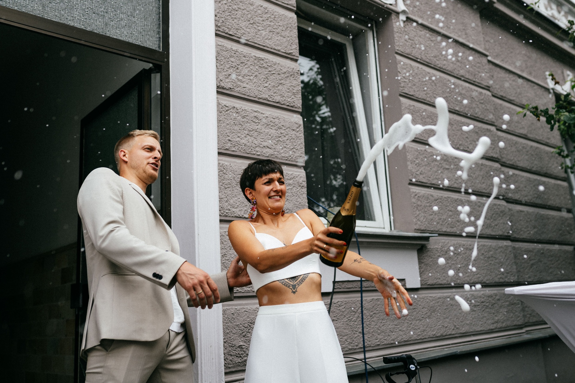 Braut lässt Champagner spritzen – emotionale Hochzeitsreportage Augsburg