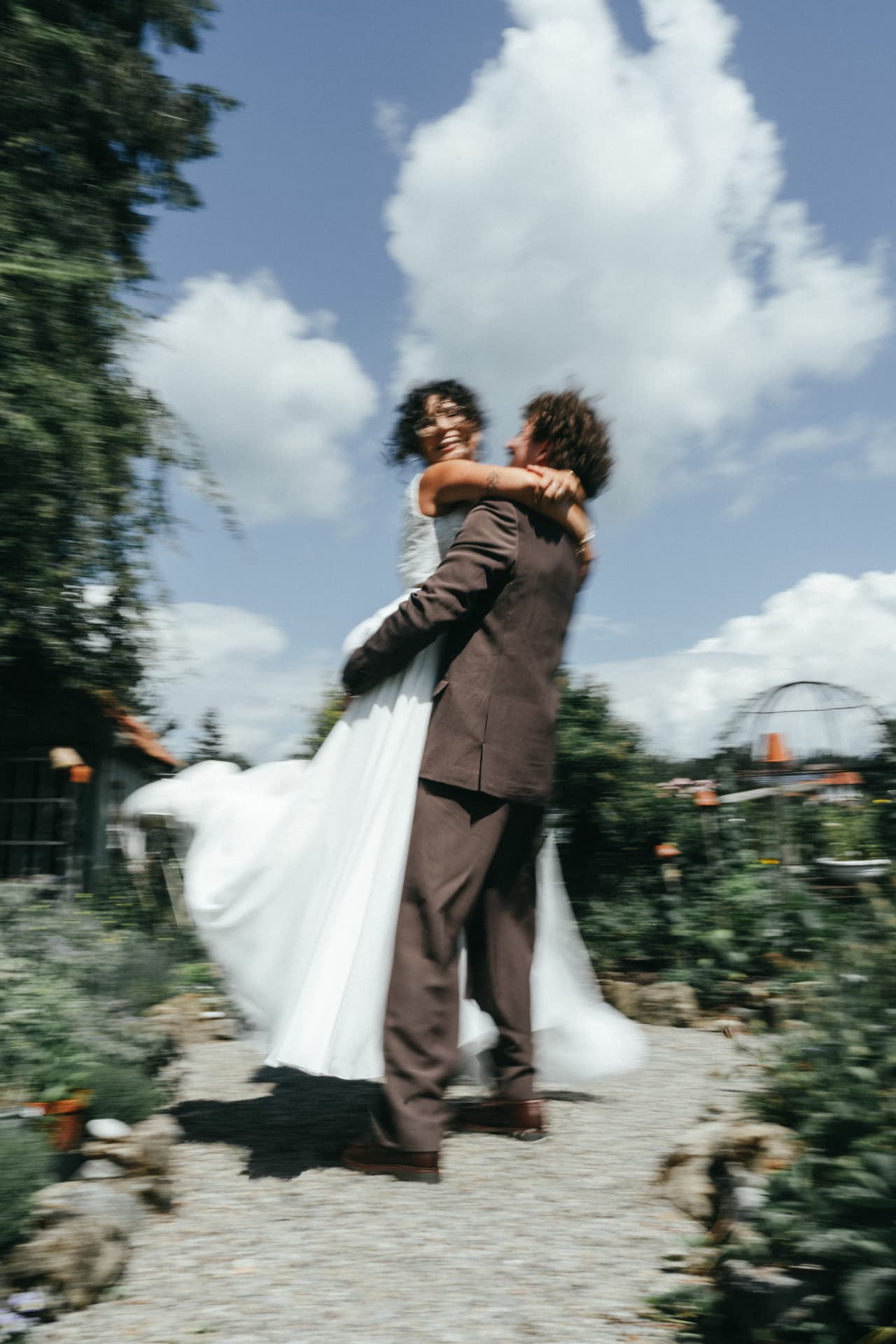 Bräutigam hebt Braut im Garten hoch – lebendige Hochzeitsreportage bei Augsburg
