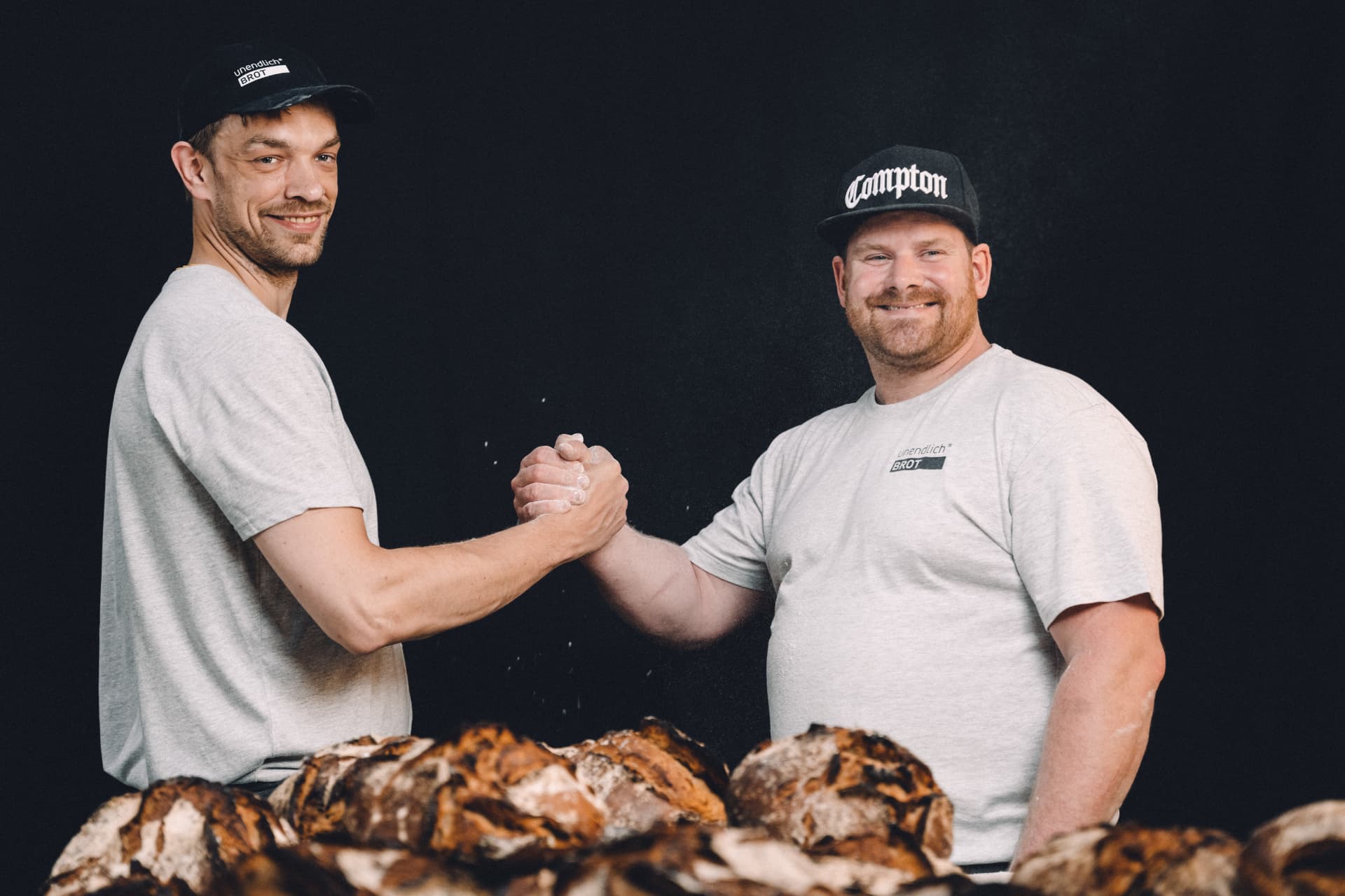 Zwei Handwerker beim Handschlag – Business Portraits Augsburg