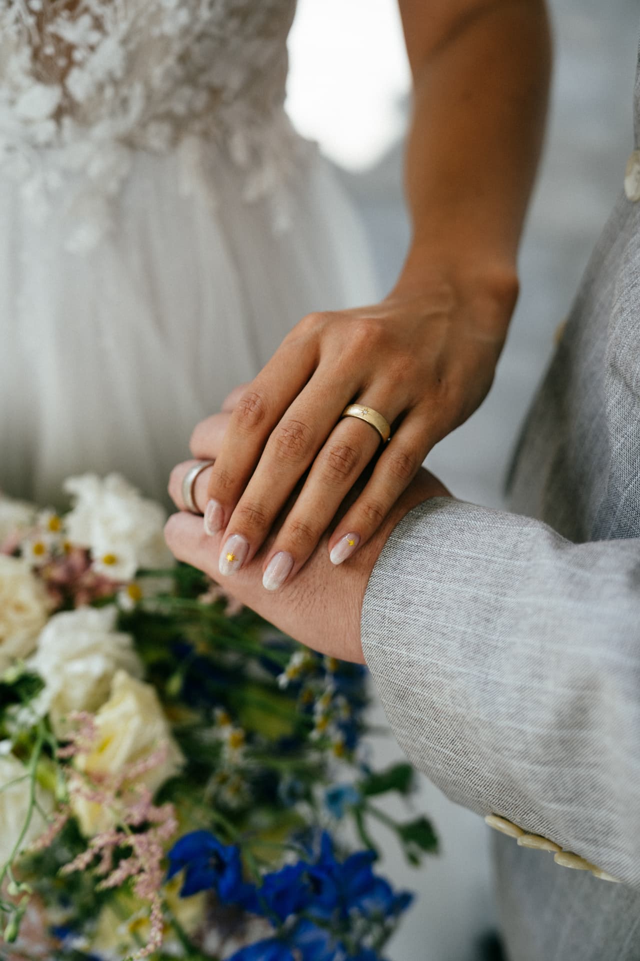 Detailaufnahme Eheringe mit Brautstrauß – Hochzeitsfotograf Bayern