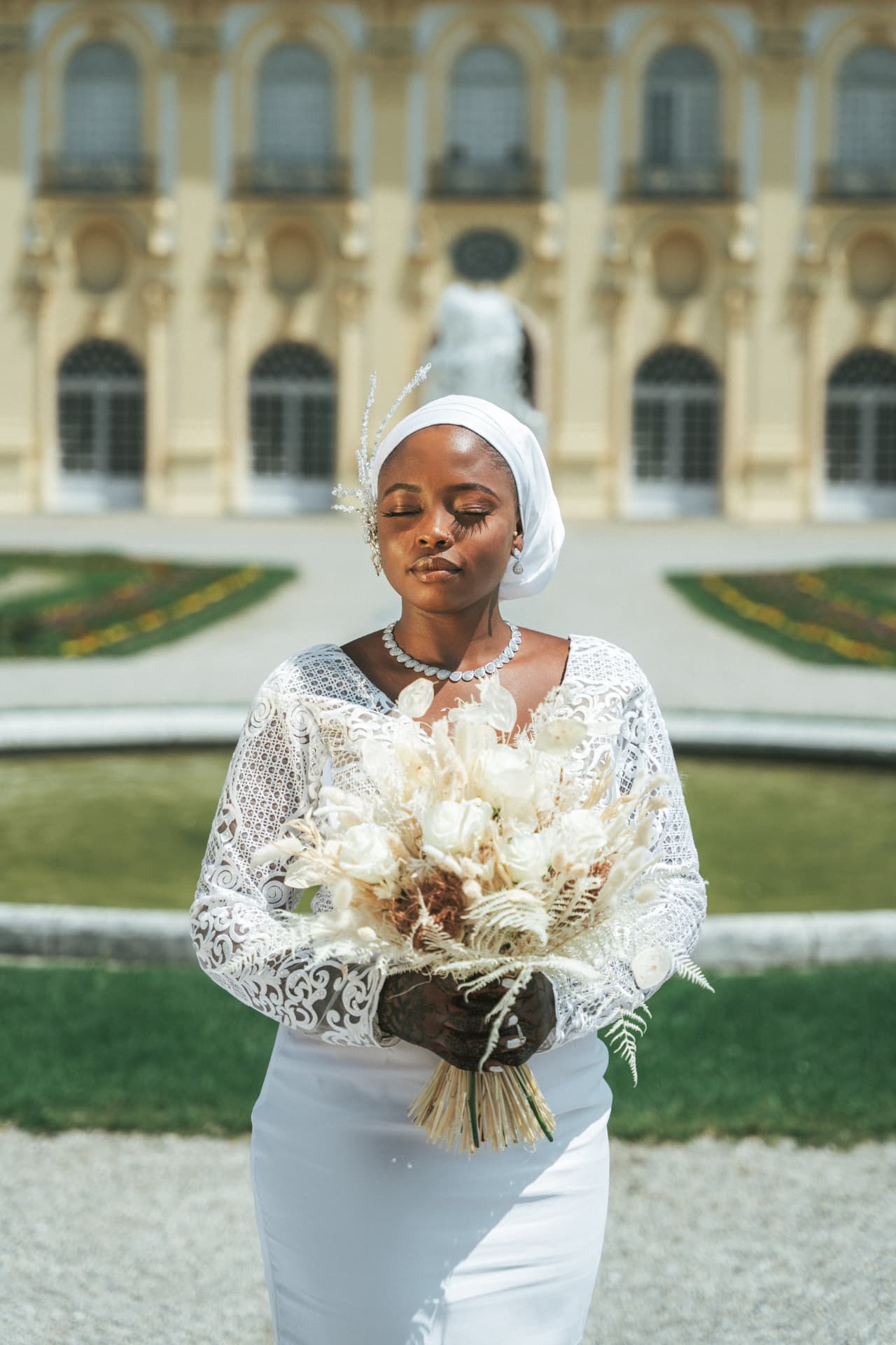 Braut mit Brautstrauß im Schlosspark – editorial Hochzeitsportrait Bayern