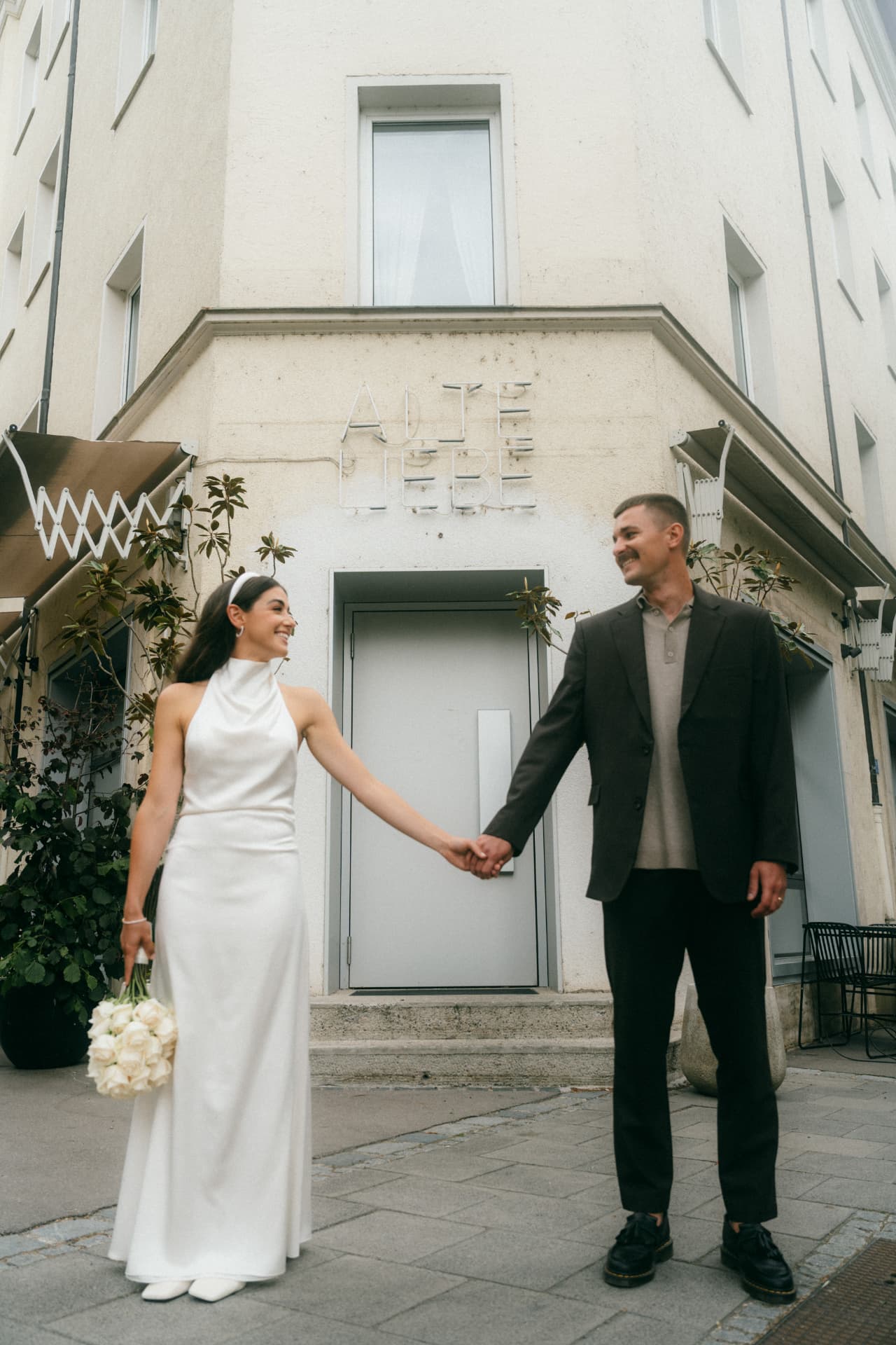 Brautpaar vor der Alten Liebe in Augsburg – Hochzeitsfotograf Augsburg Altstadt