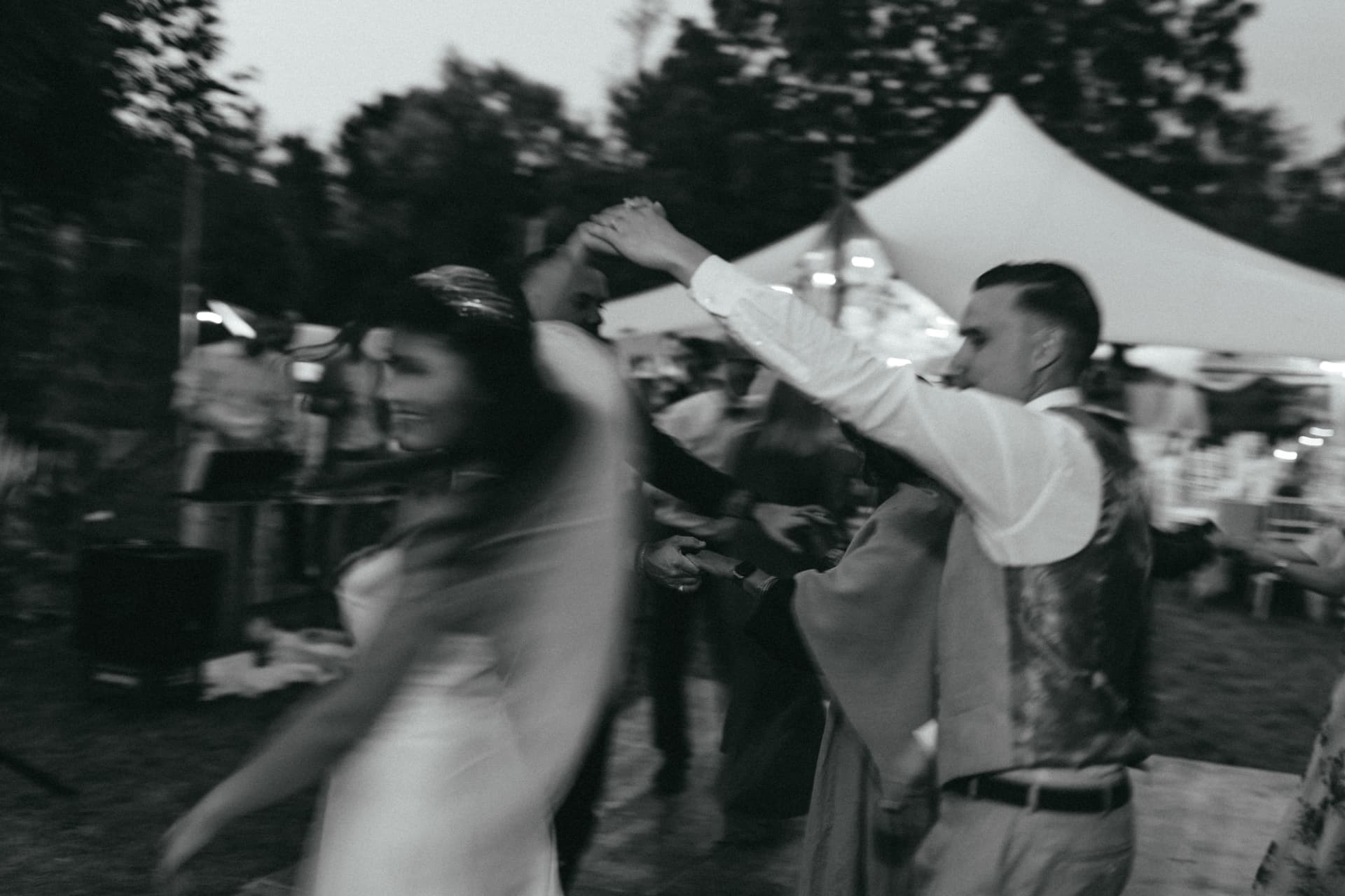 Brautpaar beim Tanz in Schwarzweiß mit Bewegungsunschärfe – Hochzeitsreportage